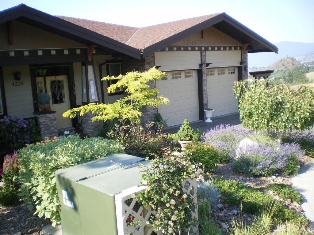 Turtle Mountain Inn Vernon Bagian luar foto